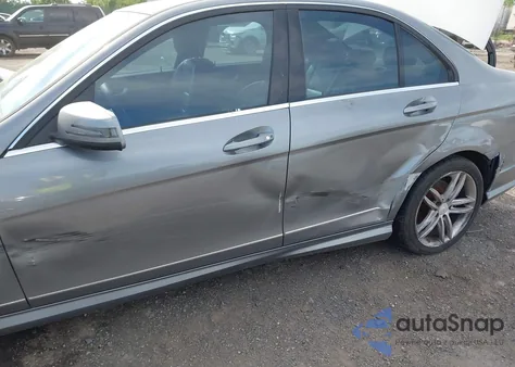 2012 Mercedes-Benz C 300 Luxury 4Matic/Sport 4Matic z USA, uszkodzony, nr VIN WDDGF8BB7CR201054